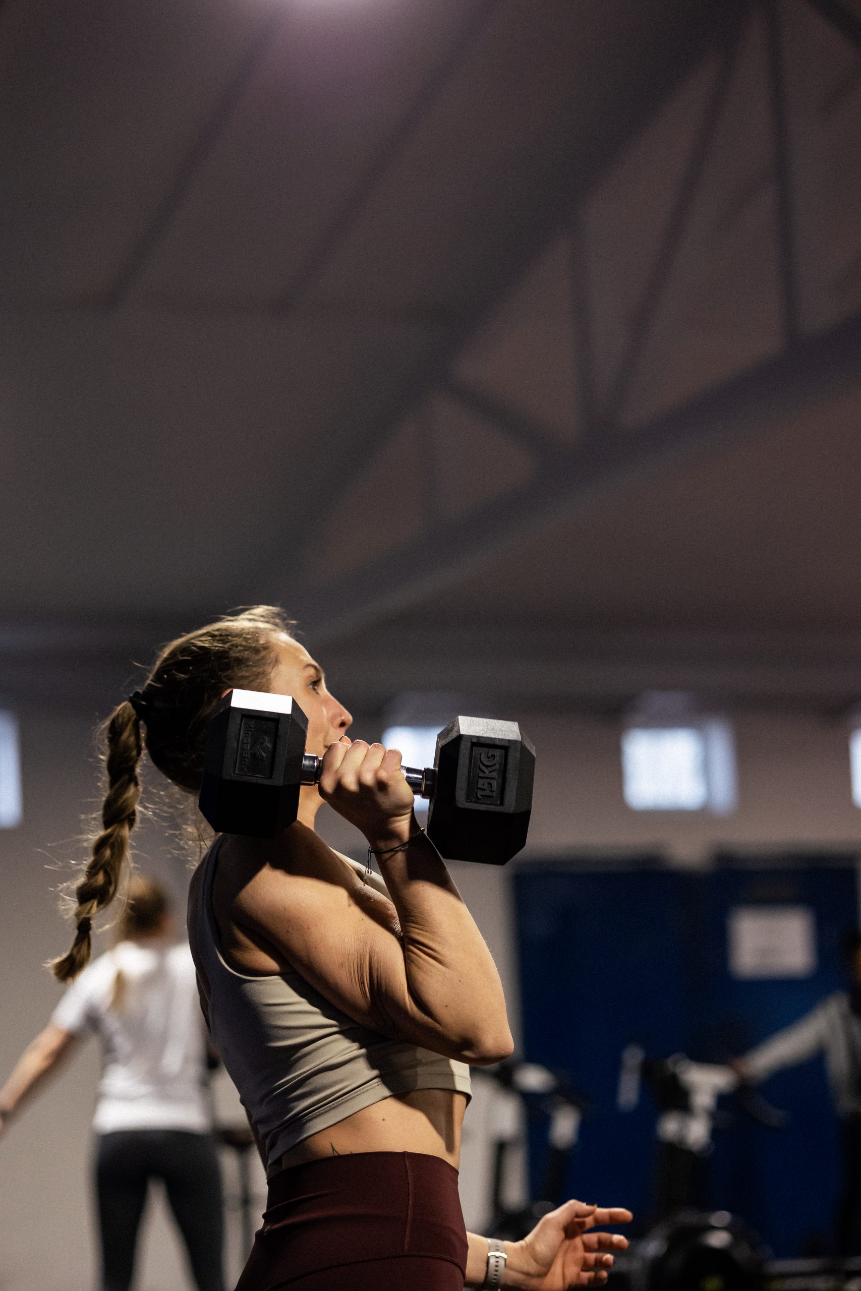 Athletin beim Kurzhantel-Training in der CrossFit MainBox Frankfurt