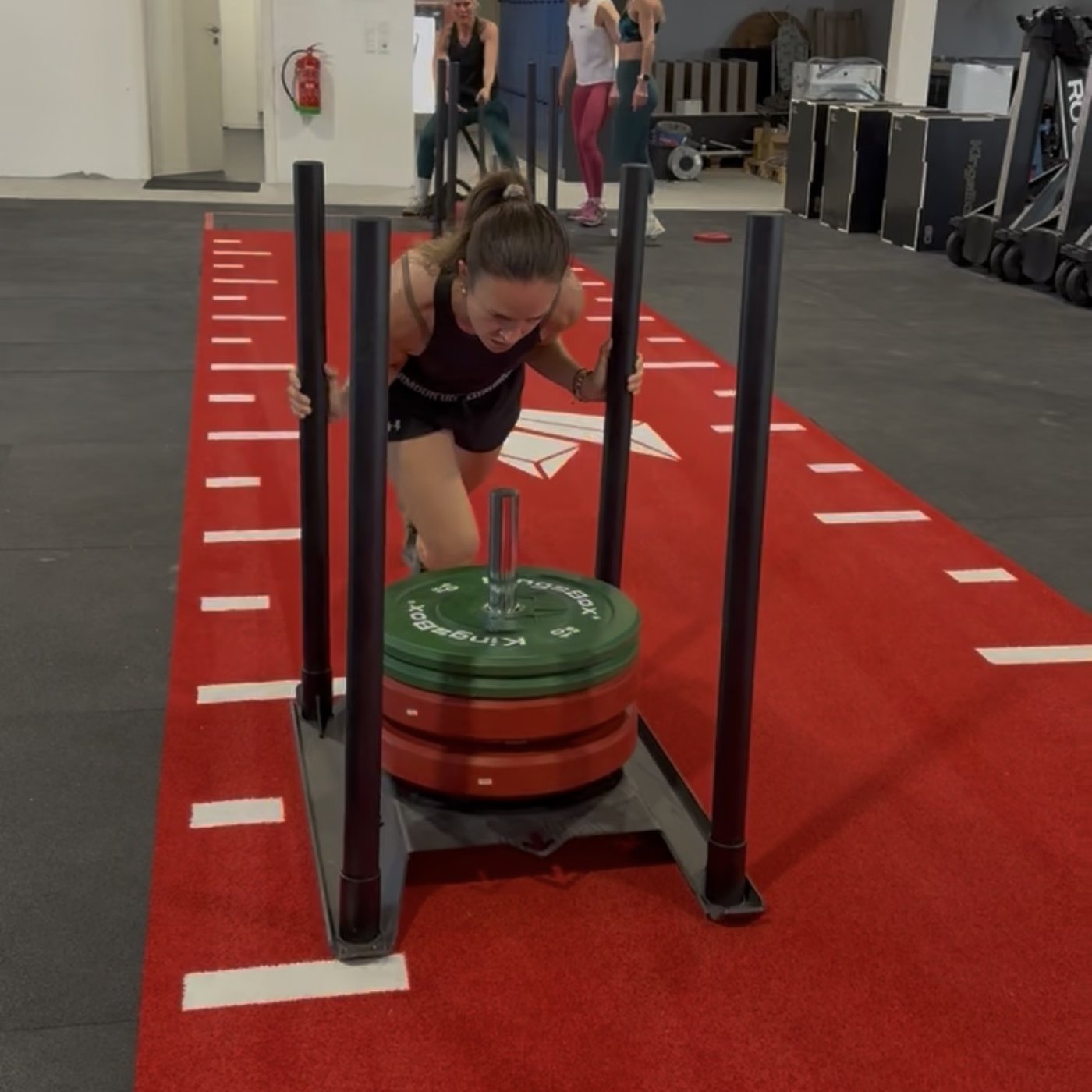 Sled Push beim HYROX Training in Frankfurt — MainBox HYROX Training Club