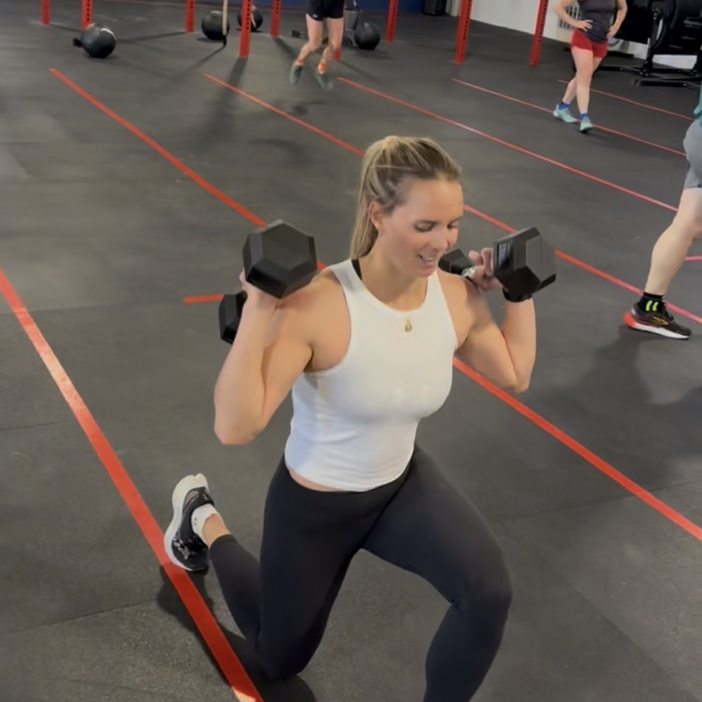 Dumbbell Lunges beim HYROX Training — MainBox HYROX Training Club